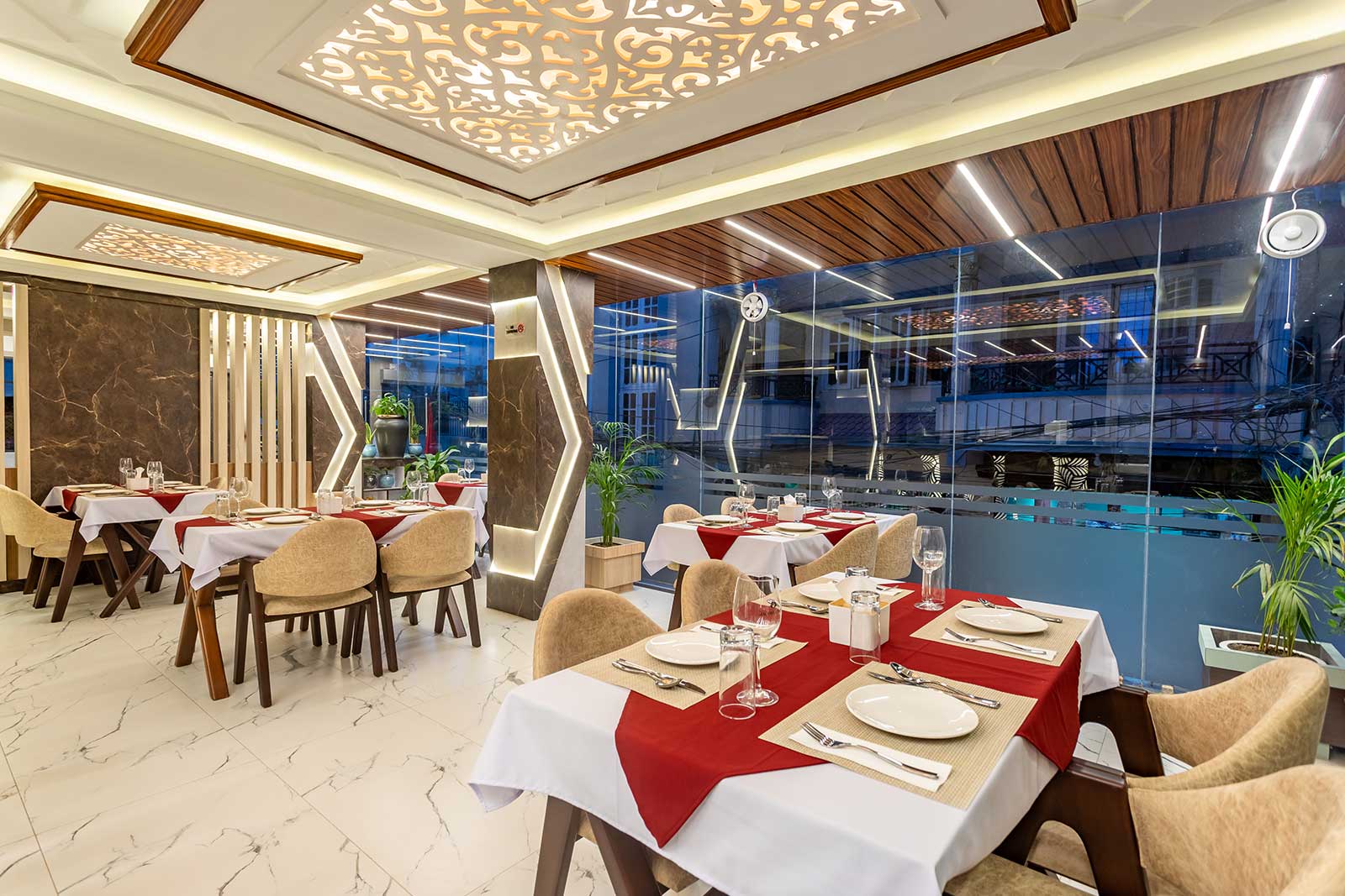 Restaurant & Bar